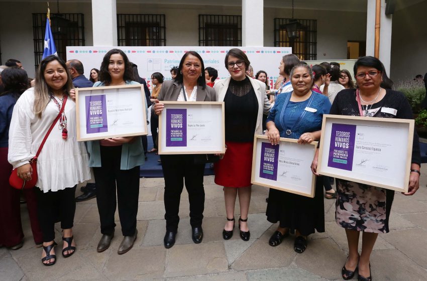  Presidente Boric entrega reconocimiento como Tesoros Humanos Vivos a las alfareras de Quinchamalí y Santa Cruz de Cuca en el Palacio de La Moneda